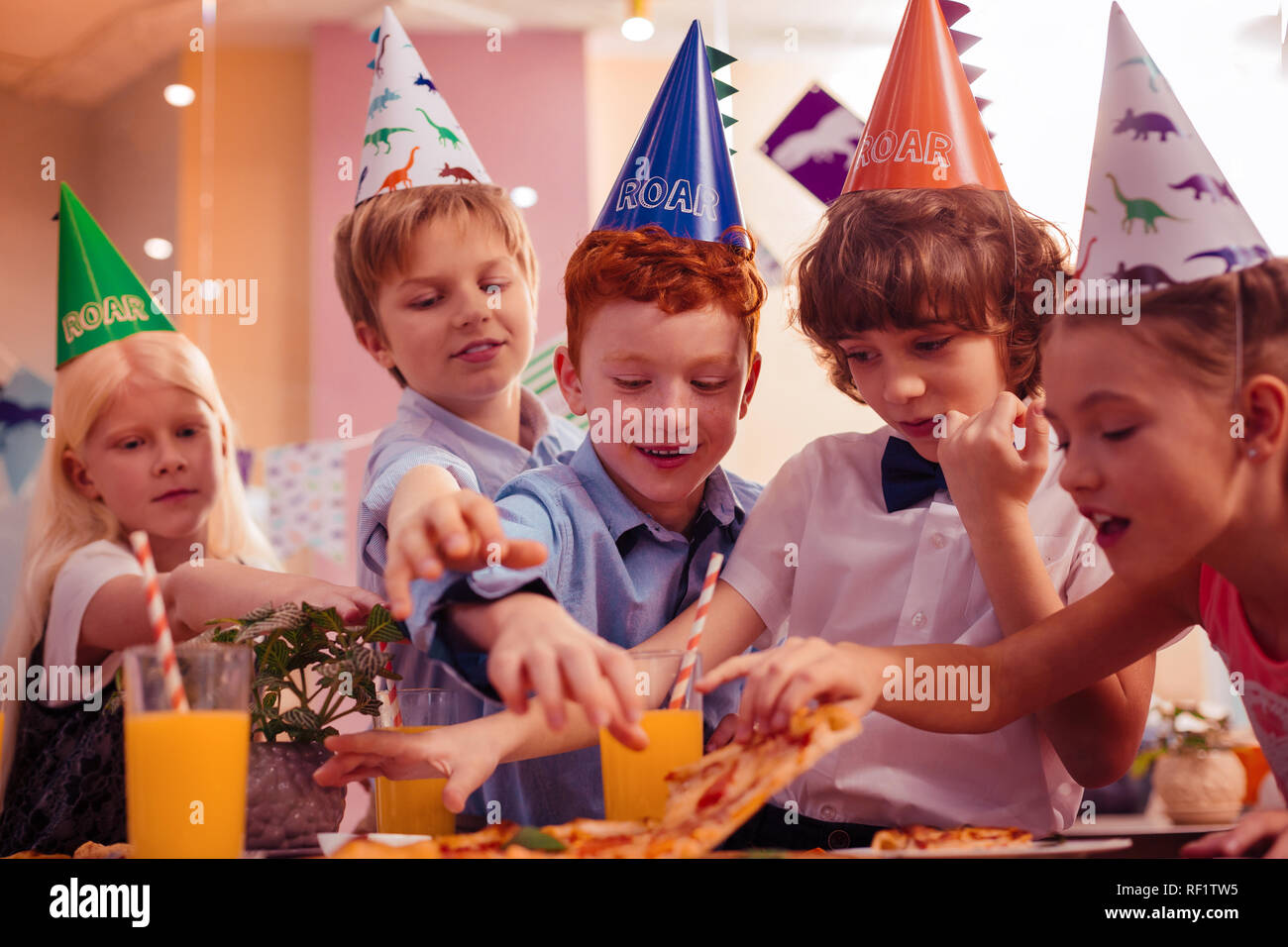 Gruppo di bambini in visita a festa di compleanno del loro compagno di classe Foto Stock