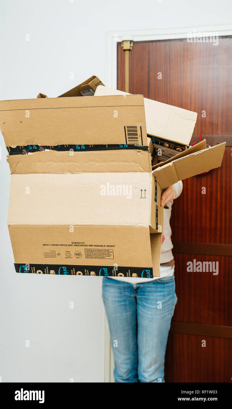 Parigi, Francia - 13 GEN 2018: Donna holding pila di perfezione del Amazon  colli consegnati a una porta a casa la donna si nasconde dietro le scatole  pesanti Foto stock - Alamy