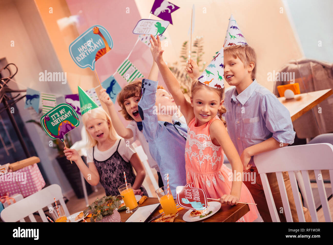 Incredibile ragazza bionda guardando dritto in telecamera Foto Stock