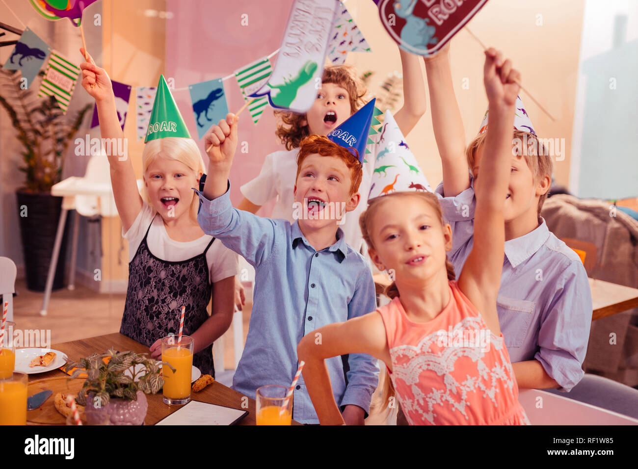 Felici i compagni di scuola in piedi vicino a ciascun altro Foto Stock