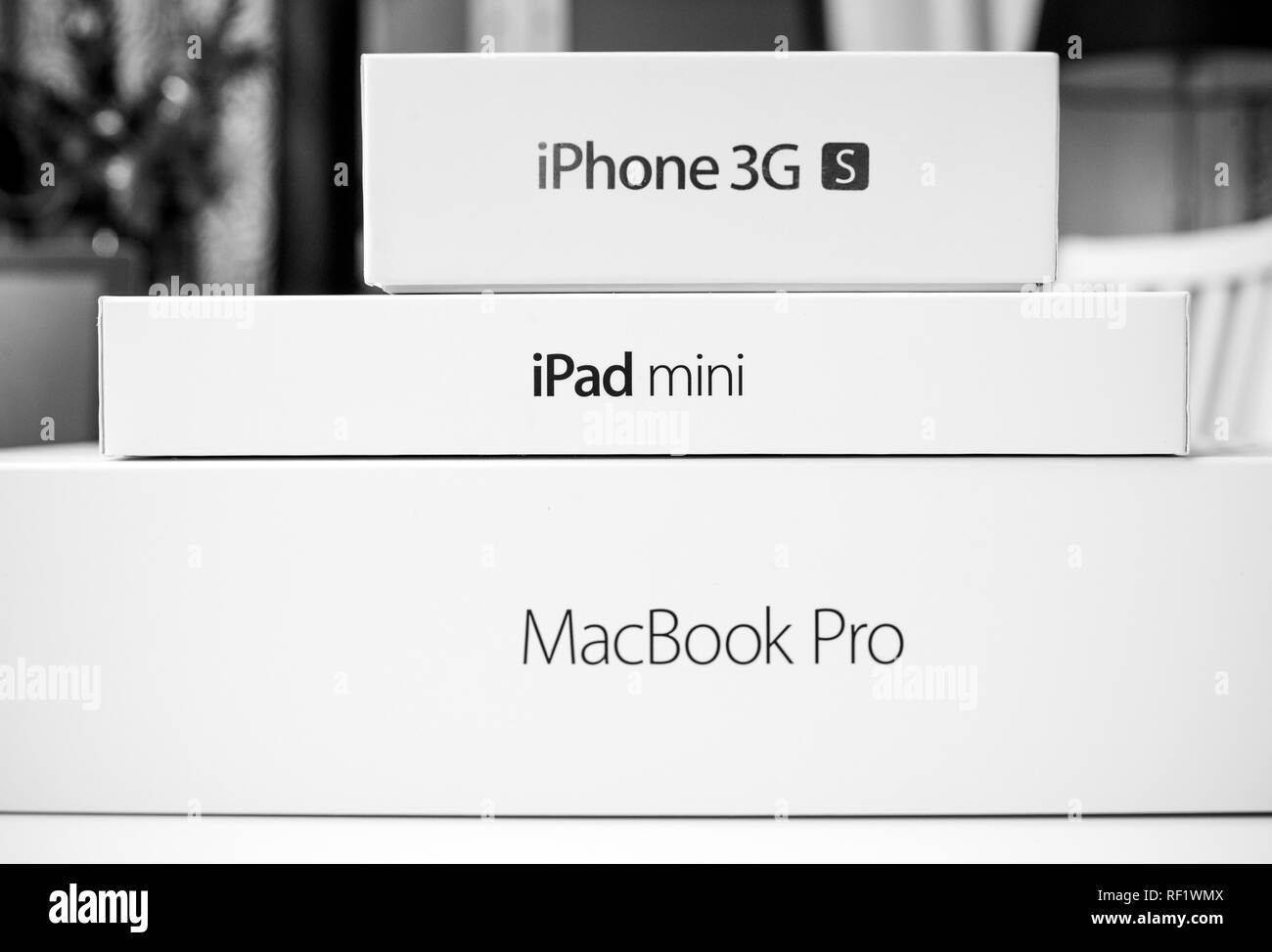 LONDON, Regno Unito - Jan 14, 2015: Stack di Apple Computers scatole di cartone - MacBook Pro, iPad mini e iPhone 3G Foto Stock