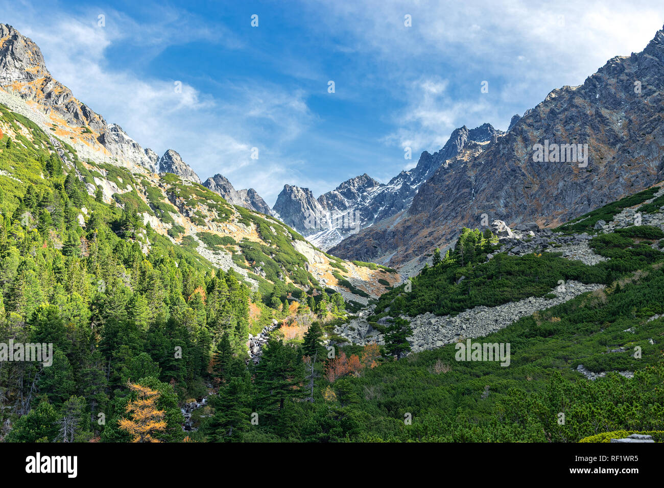 Una vista maestosa del Parco Nazionale Alti Tatra in Popradske Pleso, Slovacchia su una soleggiata giornata autunnale ( di seguito Sedlo Ostrvou pod) Foto Stock