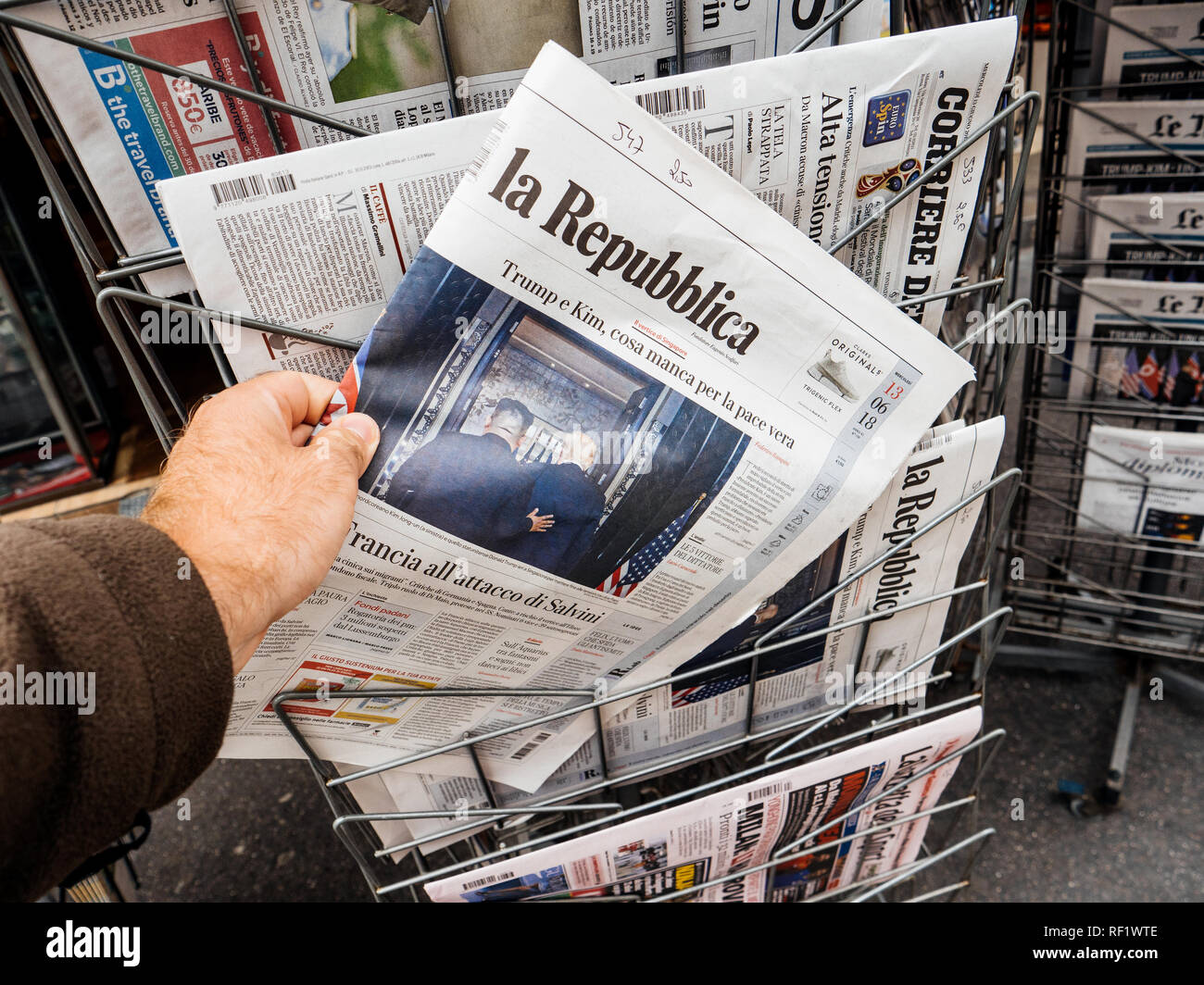Parigi, Francia - 13 giugno 2018: uomo acquistando la Repubblica quotidiano a premere chiosco che mostra sul coperchio U.S. Presidente Donald Trump incontro leader della Corea del nord Kim Jong-ONU in Singapore Foto Stock