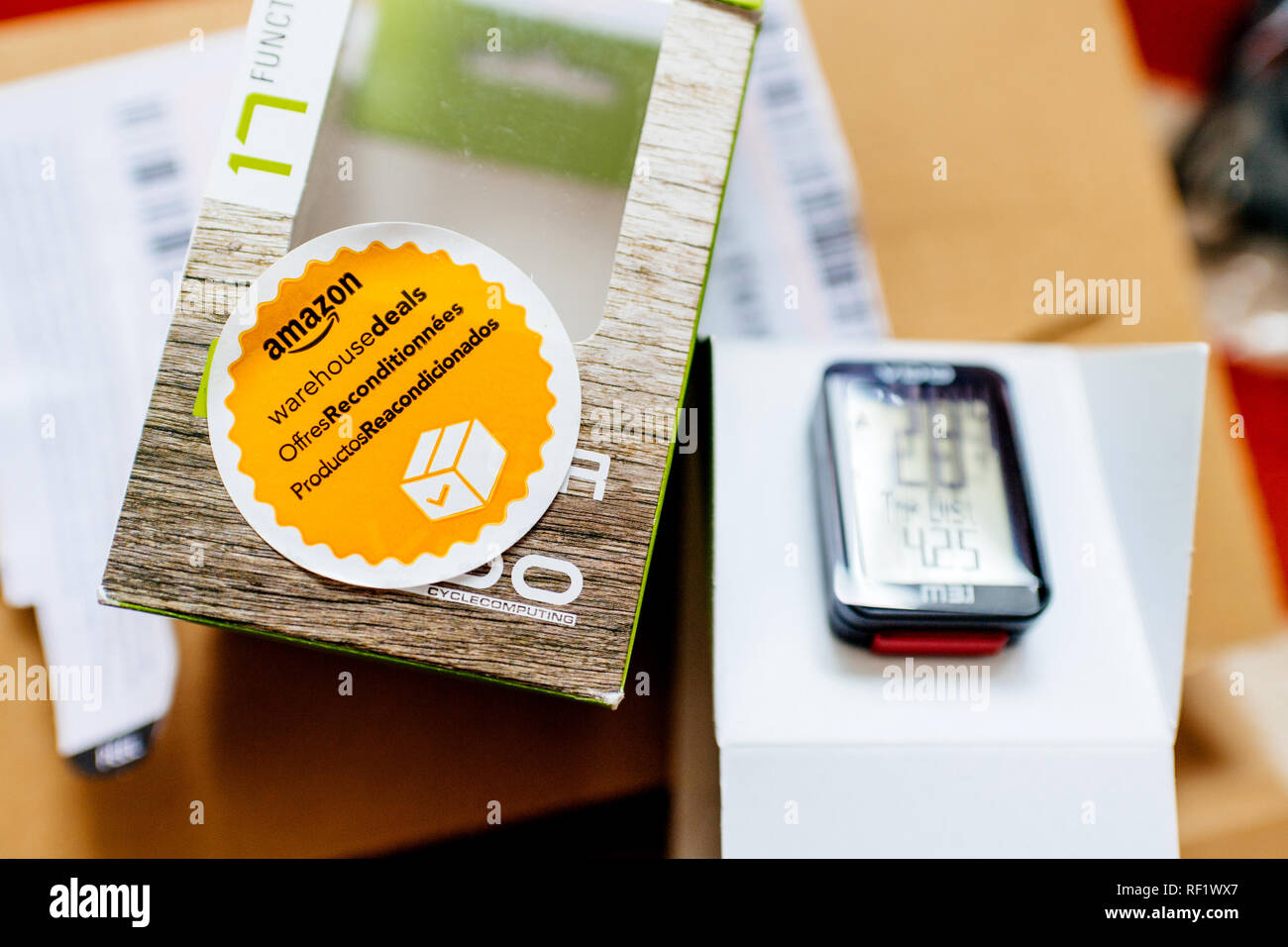 Parigi, Francia - Apr 16, 2018: Amazon offerte di magazzino da Amazon adesivo sfocati e computer per bici - vista da sopra la scatola di cartone Foto Stock