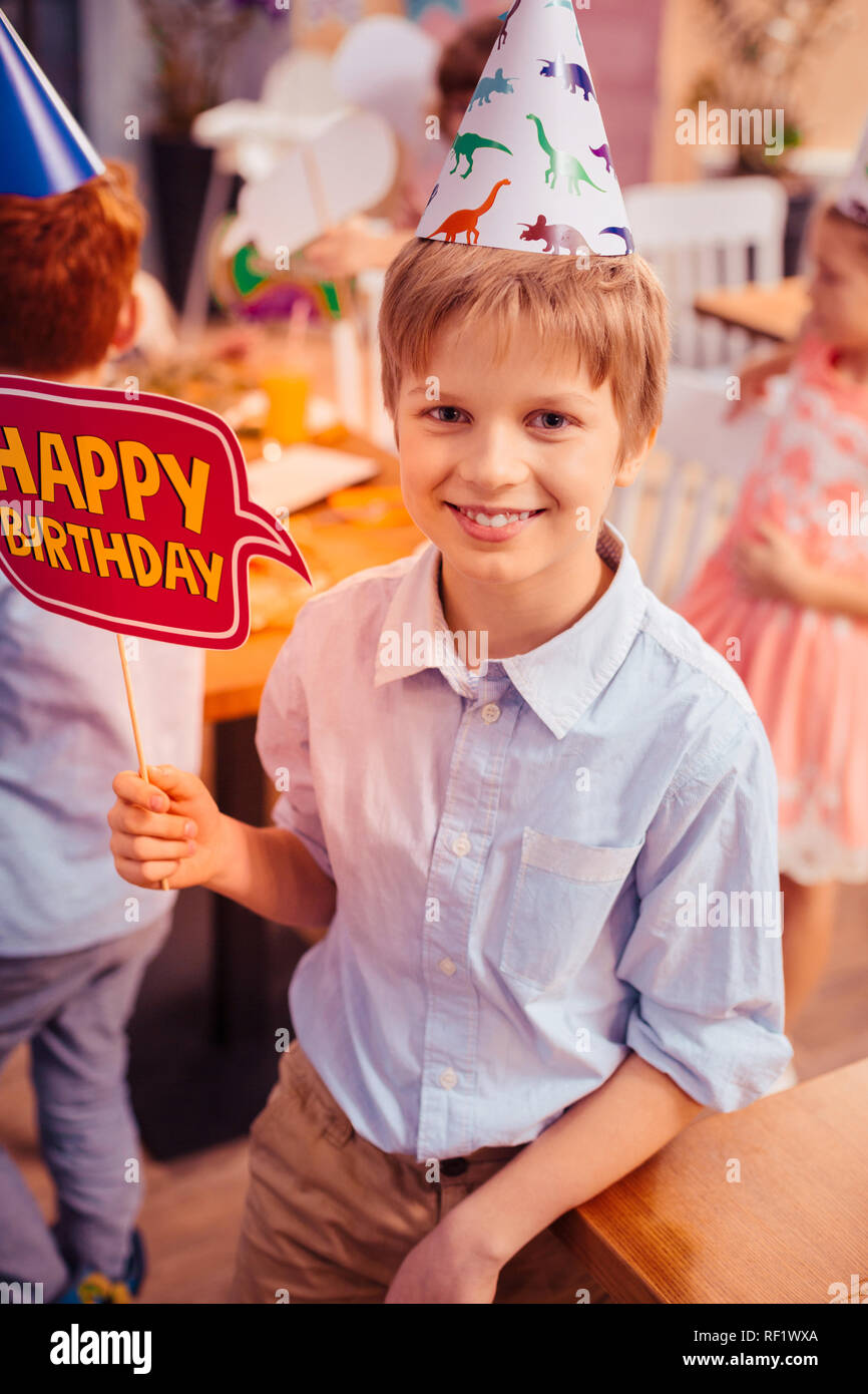 Felice adolescente visitando festeggia il compleanno in classe Foto Stock