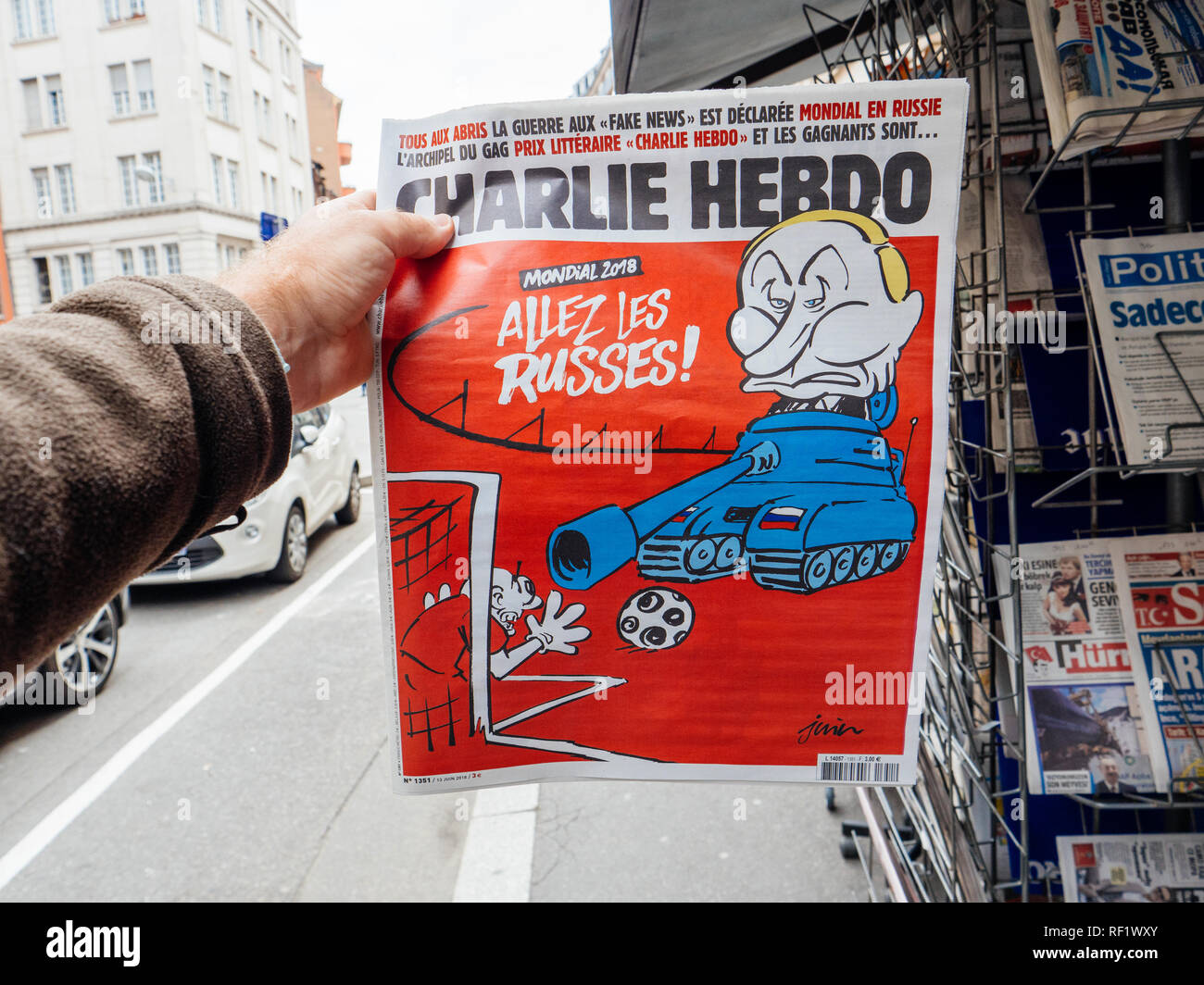 Parigi, Francia - circa 2018: il Presidente russo Vladimir Putin caricatura su Charlie Hebdo coperchio - seduta in un serbatoio e urla andare russi Foto Stock