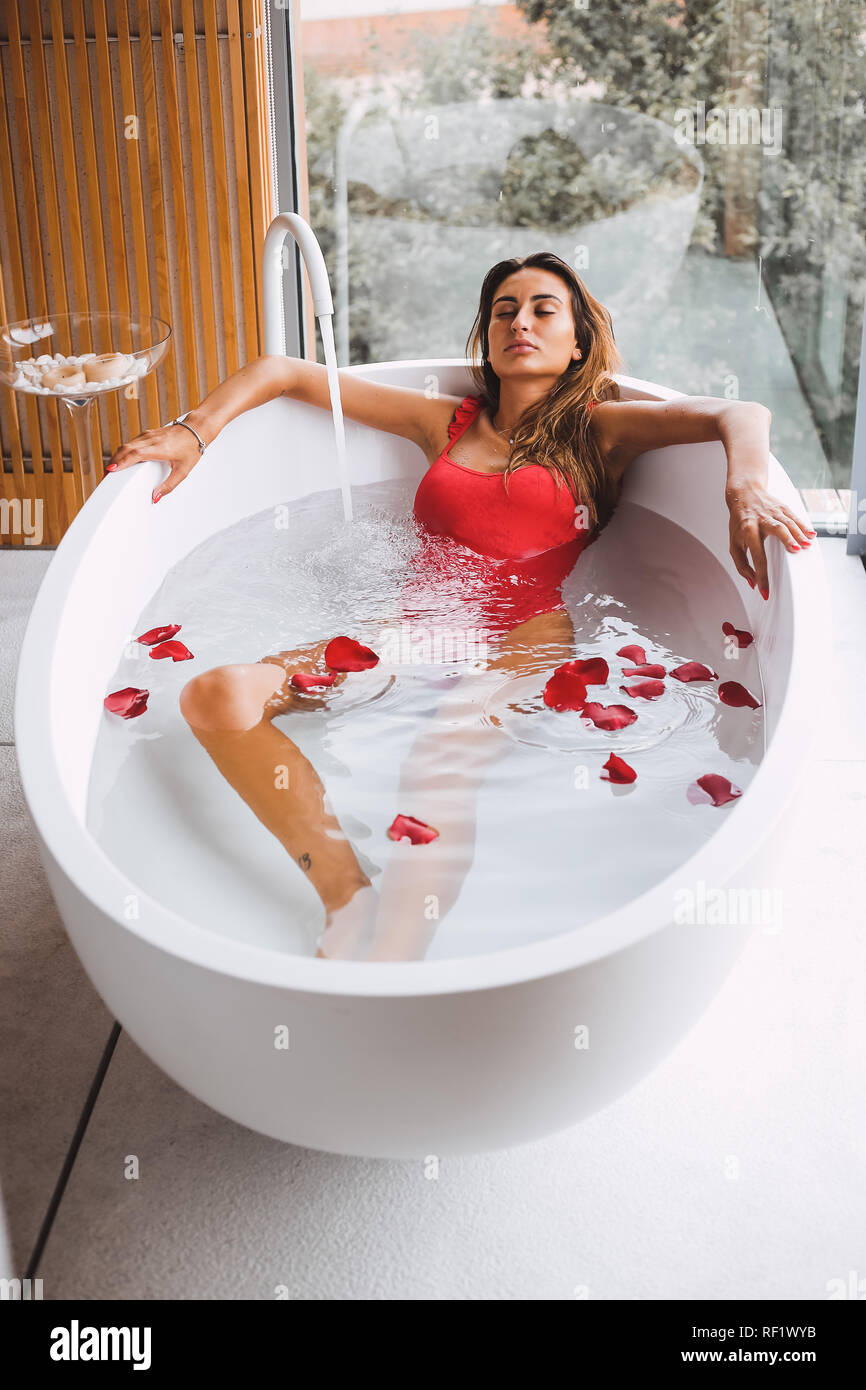 Sensuale donna terme e relax in una moderna vasca da bagno Foto stock -  Alamy