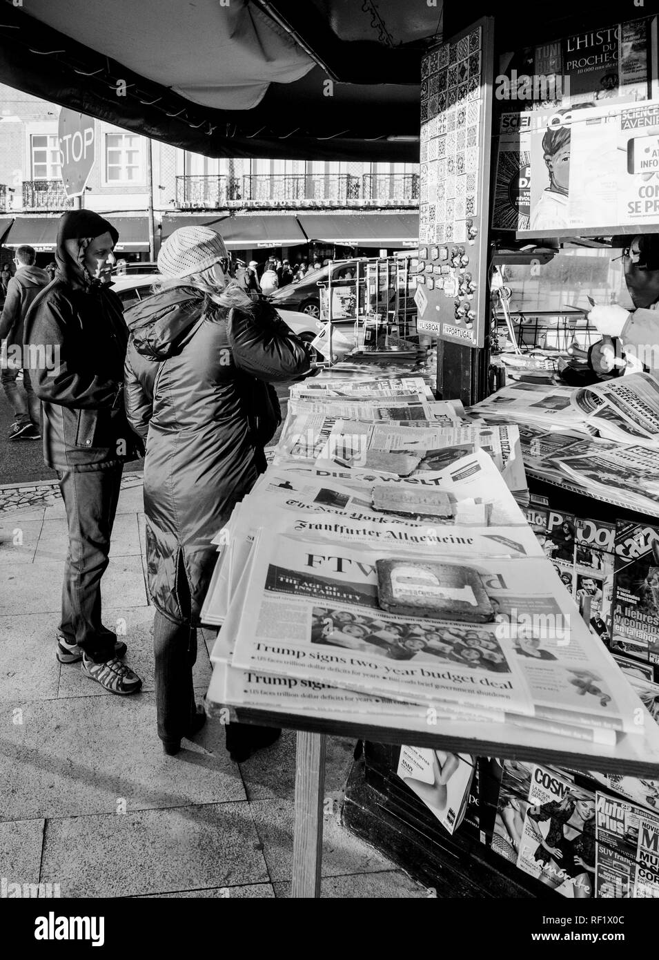 Lisbona, Portogallo - Feb 10, 2018: People shopping per quotidiani internazionali sul chiosco nel centro di Lisbona street - bianco e nero Foto Stock