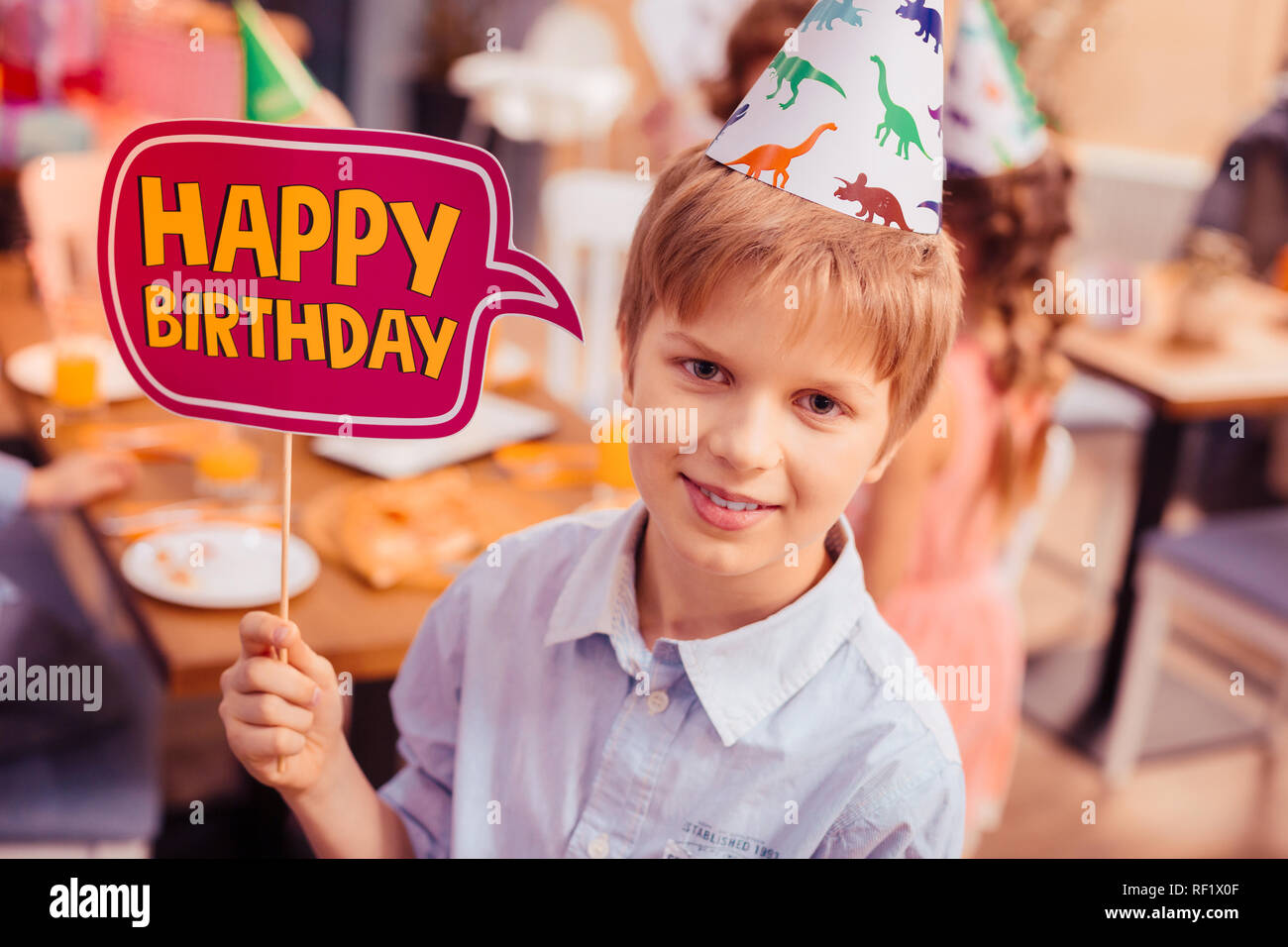 Ritratto di Allegro kid che azienda biglietti da visita Foto Stock