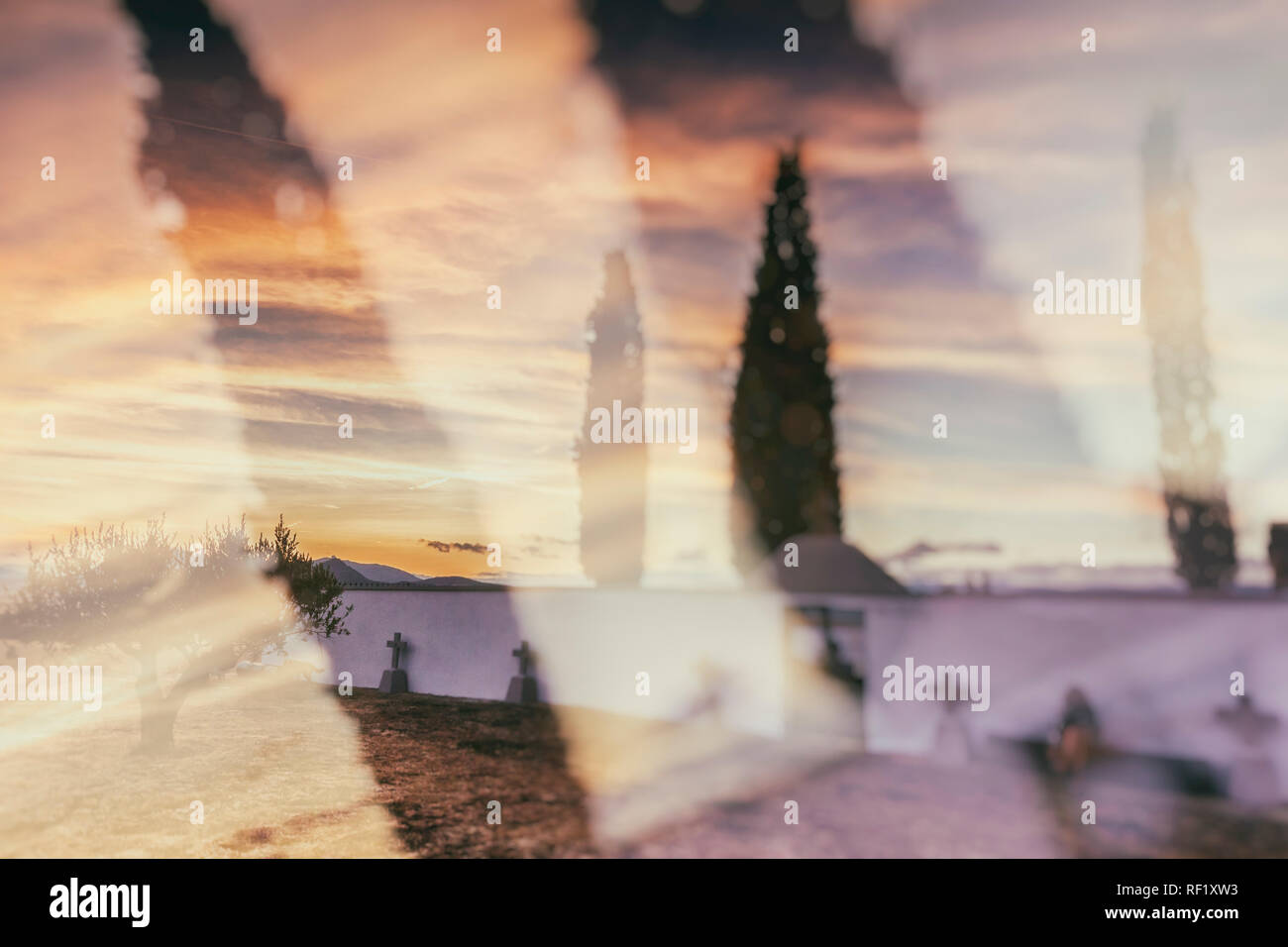 Cimitero al tramonto. Foto Stock