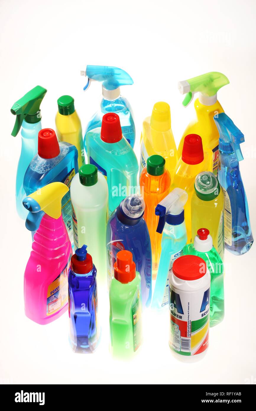 Un assortimento di detergenti e prodotti di pulizia Foto Stock