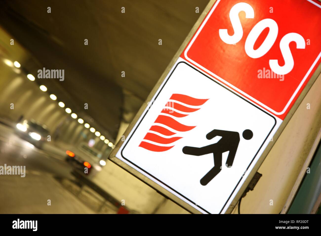 Accesa con uscita di emergenza nel segno di una galleria autostradale, che  ti guida per un tunnel di fuga Foto stock - Alamy