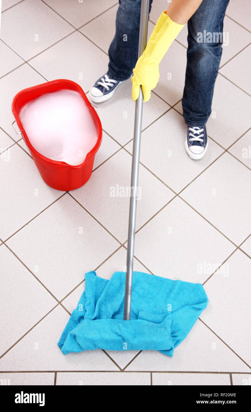 Casa di lavoro, pulizia, pavimento di strofinamento con un panno umido Foto  stock - Alamy