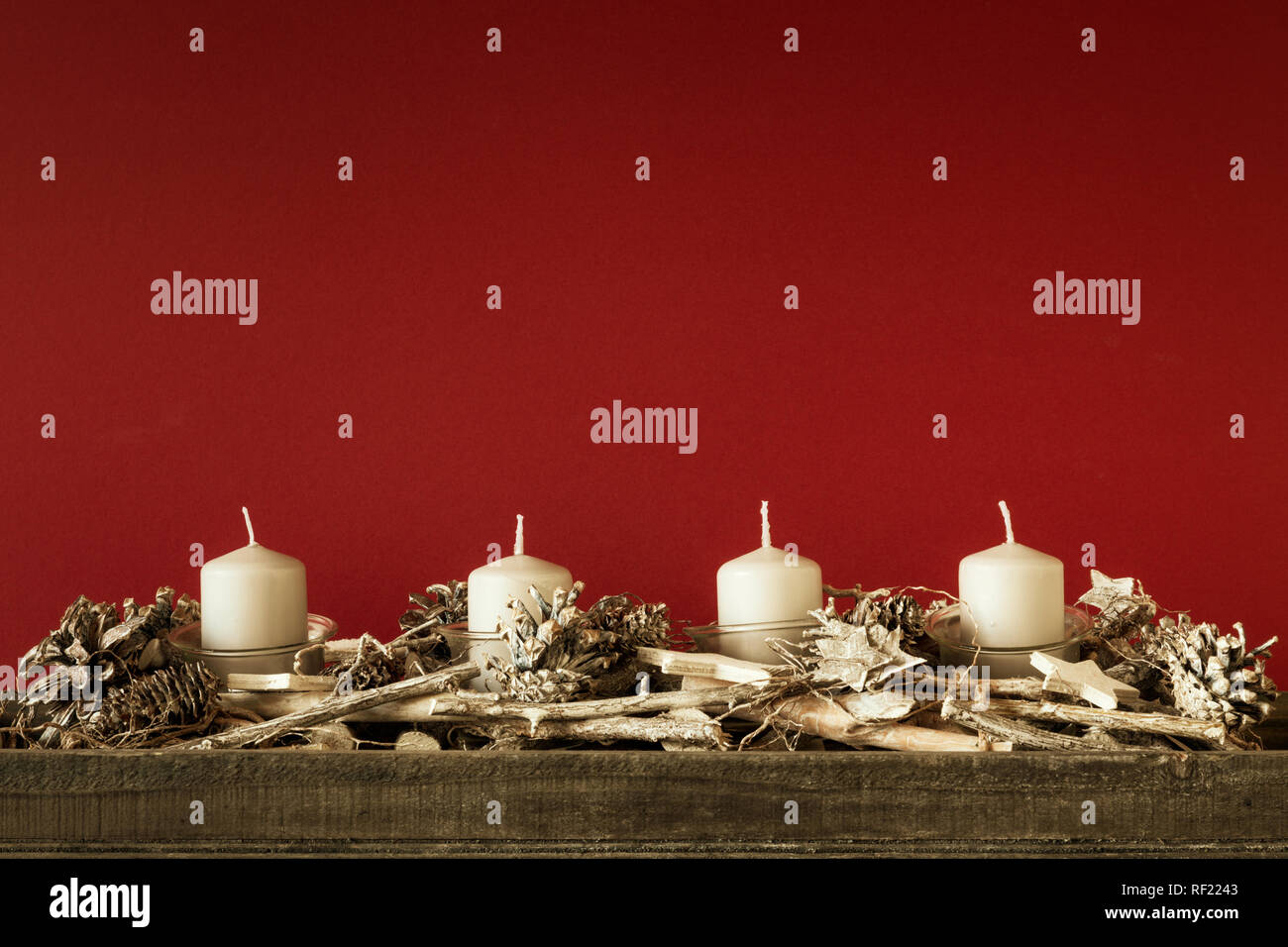 Il tempo di avvento quattro candele non che brucia con sfondo rosso per i tuoi contenuti Foto Stock