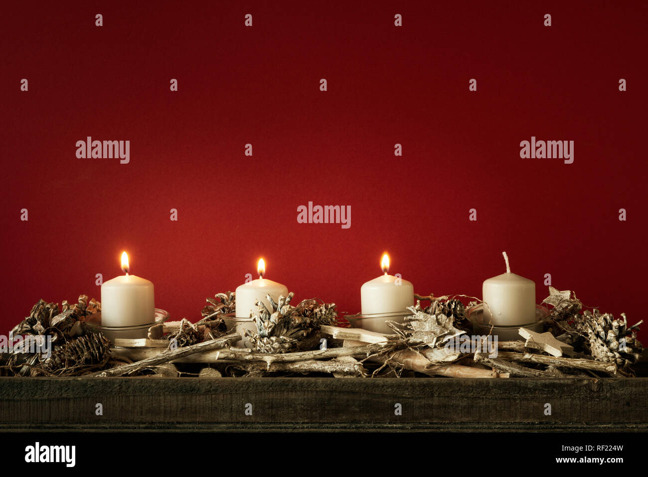 Il tempo di Avvento tre candele accese con sfondo rosso per i tuoi contenuti Foto Stock