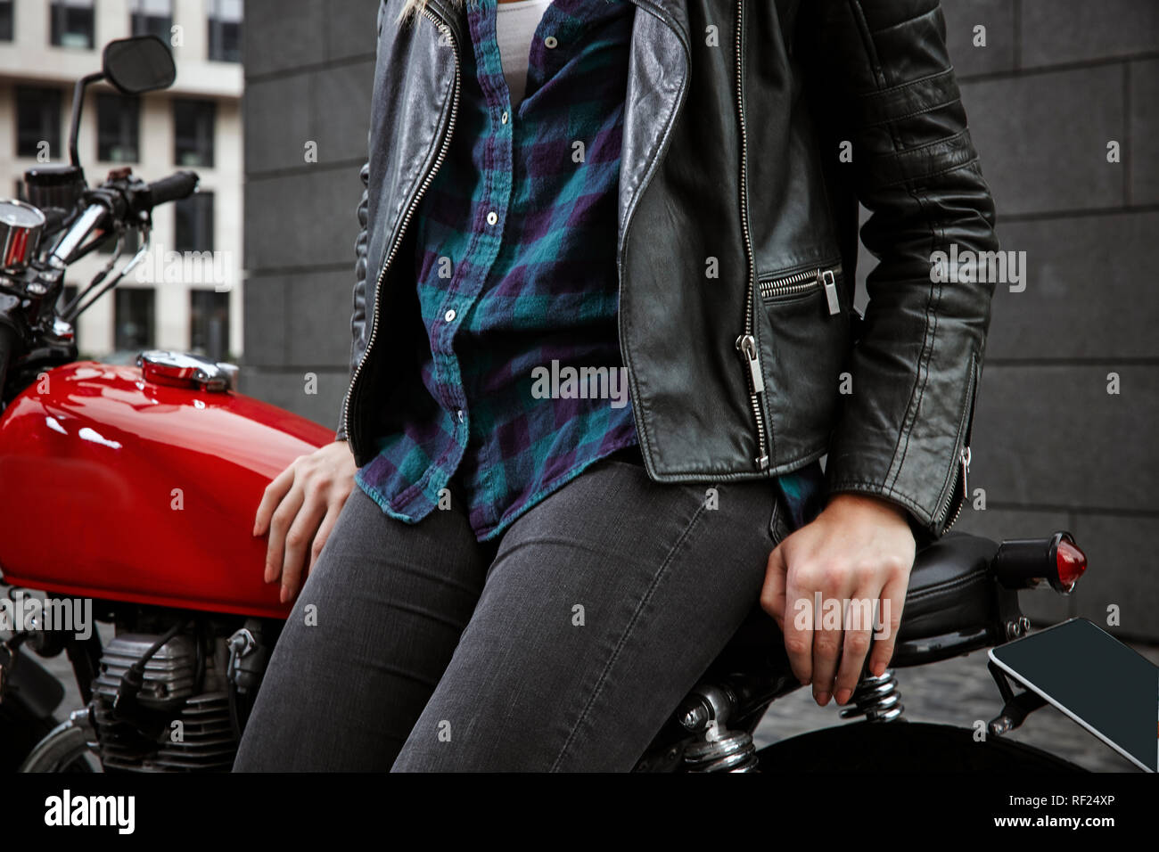 Close-up di giovane donna sulla moto Foto Stock