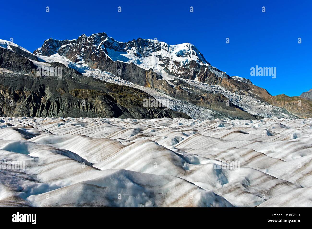 Breithorn montagna sopra il campo di ghiaccio del ghiacciaio Gorner, Zermatt, Vallese, Svizzera Foto Stock