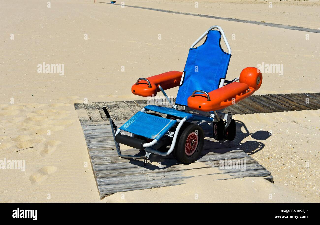 Veicolo anfibio, Flottabile sedia a rotelle sulla spiaggia, Tavira Island, Ilha de Tavira Tavira, Algarve, PORTOGALLO Foto Stock