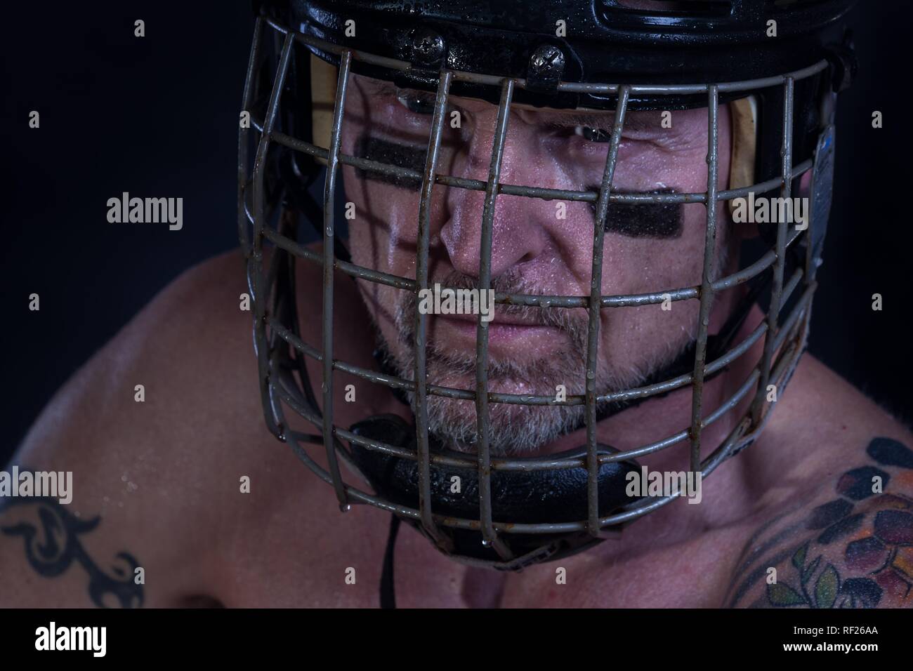 Ritratto, l uomo con il football americano casco, vista scuro, Germania Foto Stock