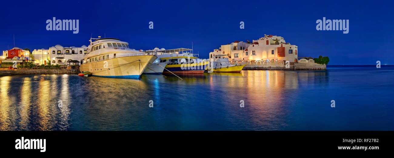 Boat Harbour con barca al tramonto, acqua blu Dive Resort, Hurghada, Mar Rosso, Egitto Foto Stock