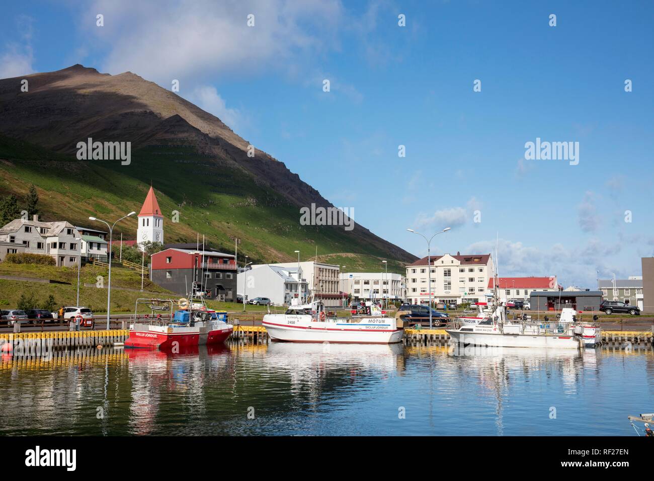 Porto e chiesa, Siglufjörður, Islanda Foto Stock