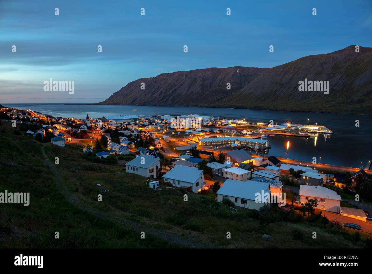 Vista del fiordo e città, Siglufjörður; Islanda Foto Stock
