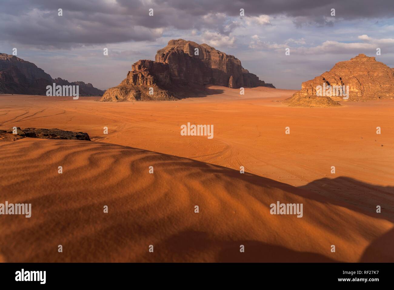 Paesaggio con rocce nel deserto Wadi Rum, Giordania Foto Stock