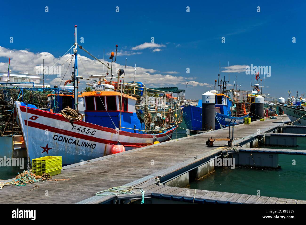 La pesca in barca nel porto di Santa Luzia, Algarve, PORTOGALLO Foto Stock