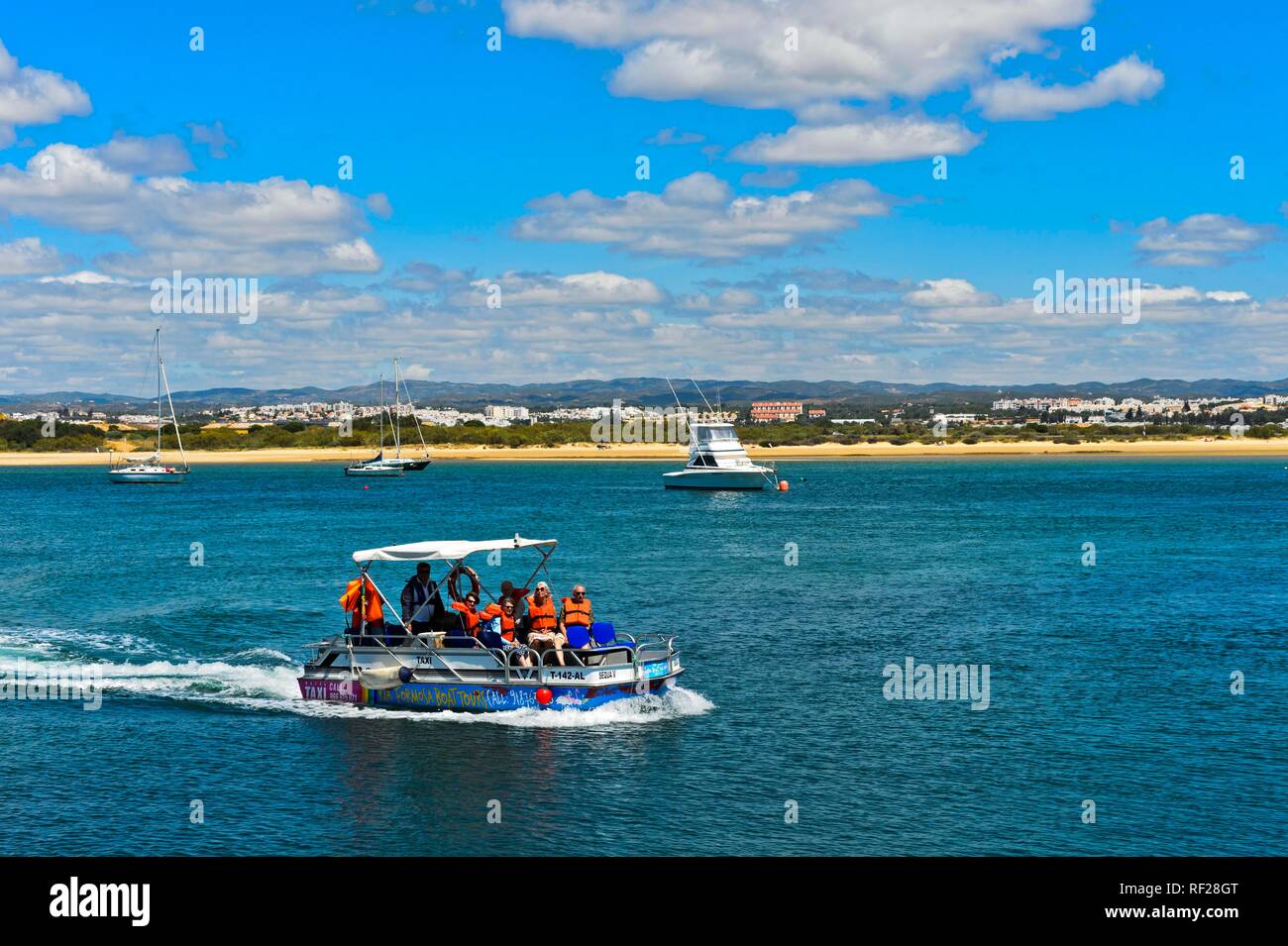 Gita in barca sul fiume Gilao, nel retro del luogo Tavira, Algarve, PORTOGALLO Foto Stock