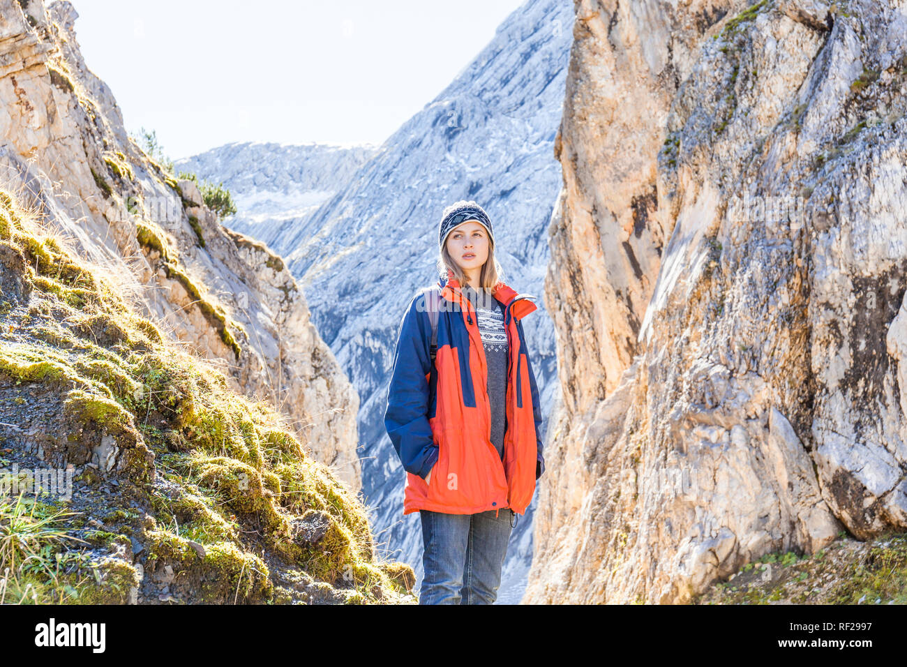 Germania, Garmisch-Partenkirchen, Alpspitze, Osterfelderkopf, femmina escursionista in punto di vista guardando a vista Foto Stock