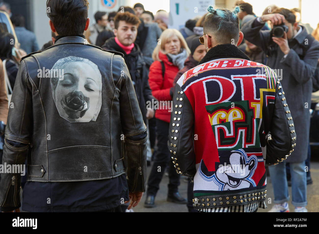 Milano, Italia - 13 gennaio 2019: gli uomini con il rosso e il nero giacche di pelle prima di John Richmond sfilata di moda, la Settimana della Moda Milanese street style Foto Stock