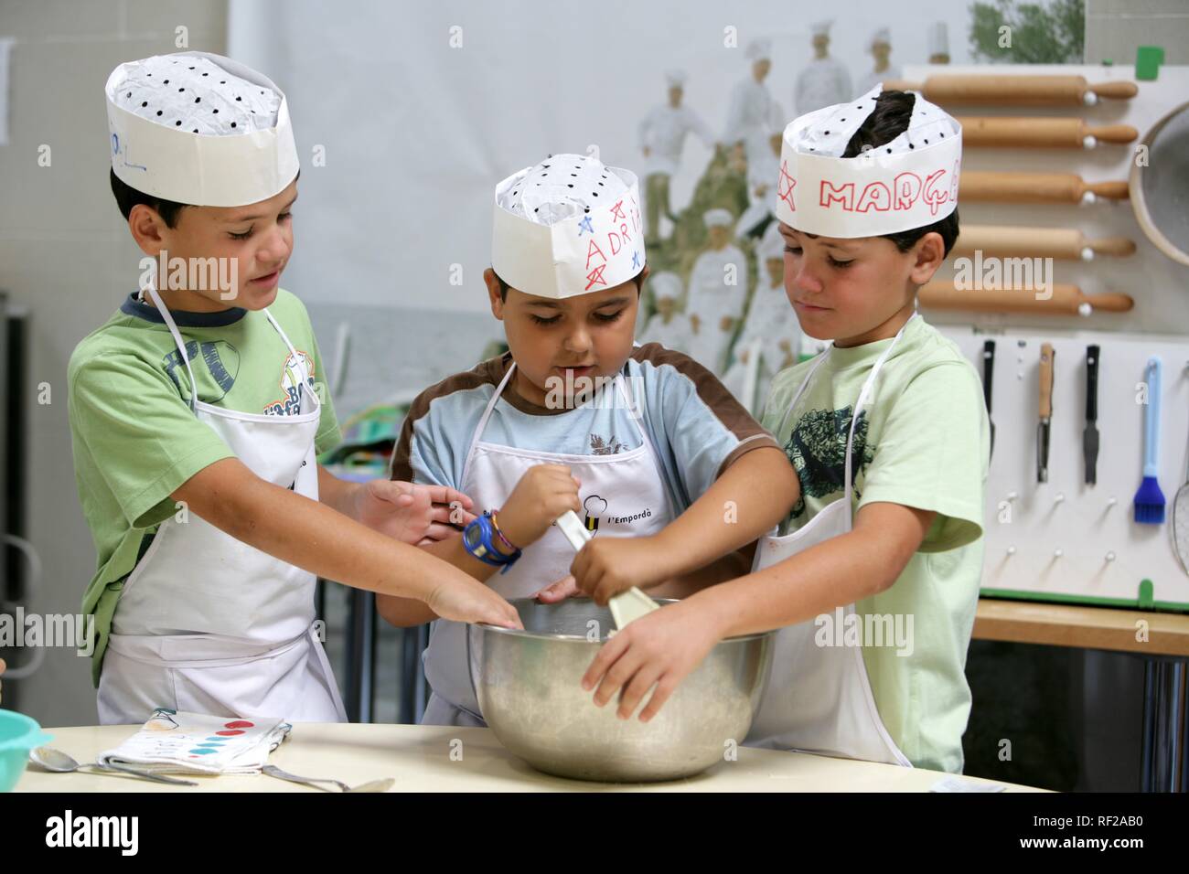 I bambini della classe di cottura, Aula de Cuina de l'Emporda, culinario scuola specializzata in alimenti catalano, Calella de Palafrugell Foto Stock
