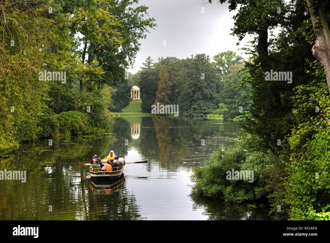 Canotto passando attraverso i laghi e canali a Schoch's Garden, Kleines Walloch corso d'acqua e il Tempio di Venere Foto Stock