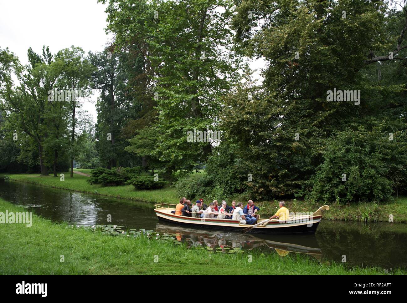 Canotto passando attraverso i laghi e canali a Gartenreich Dessau-Woerlitz, Dessau-Woerlitz Garden Realm Foto Stock