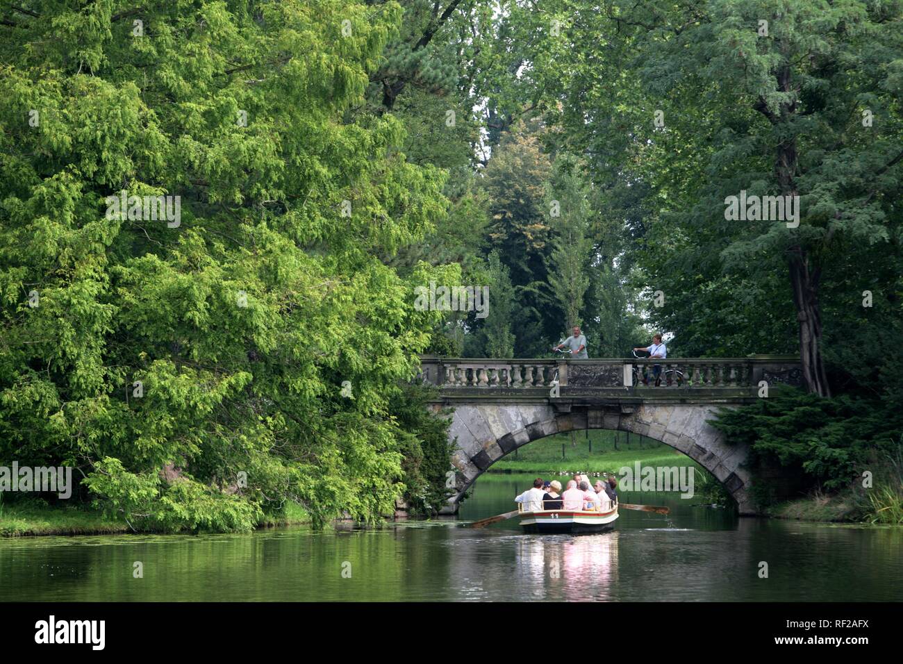 Canotto passando attraverso i laghi e canali del Gartenreich Dessau-Woerlitz, Dessau-Woerlitz Garden Realm Foto Stock