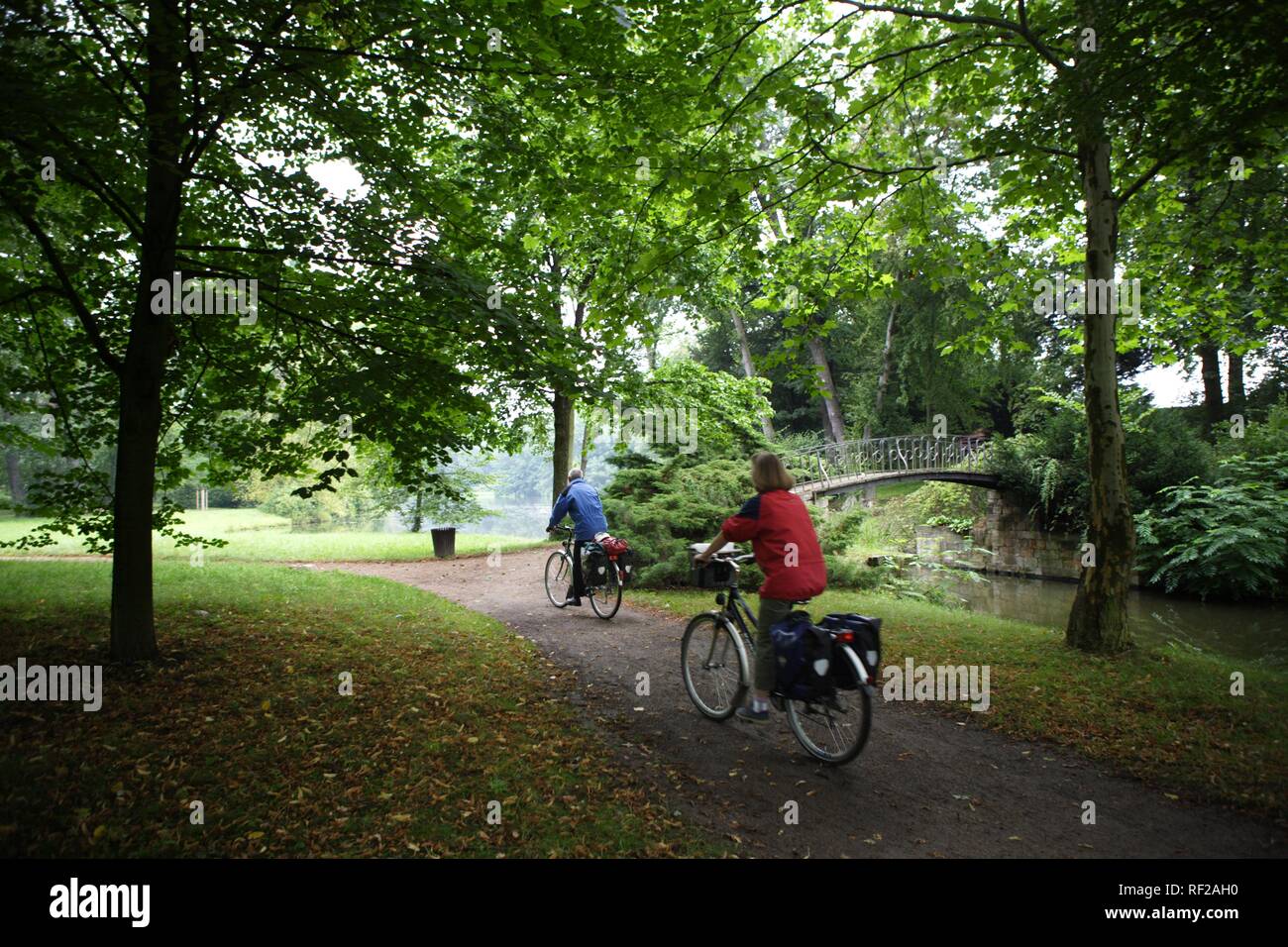 I ciclisti a Gartenreich Dessau-Woerlitz, Dessau-Woerlitz Garden Realm, Sito Patrimonio Mondiale dell'UNESCO, Dessau, Sassonia-Anhalt Foto Stock