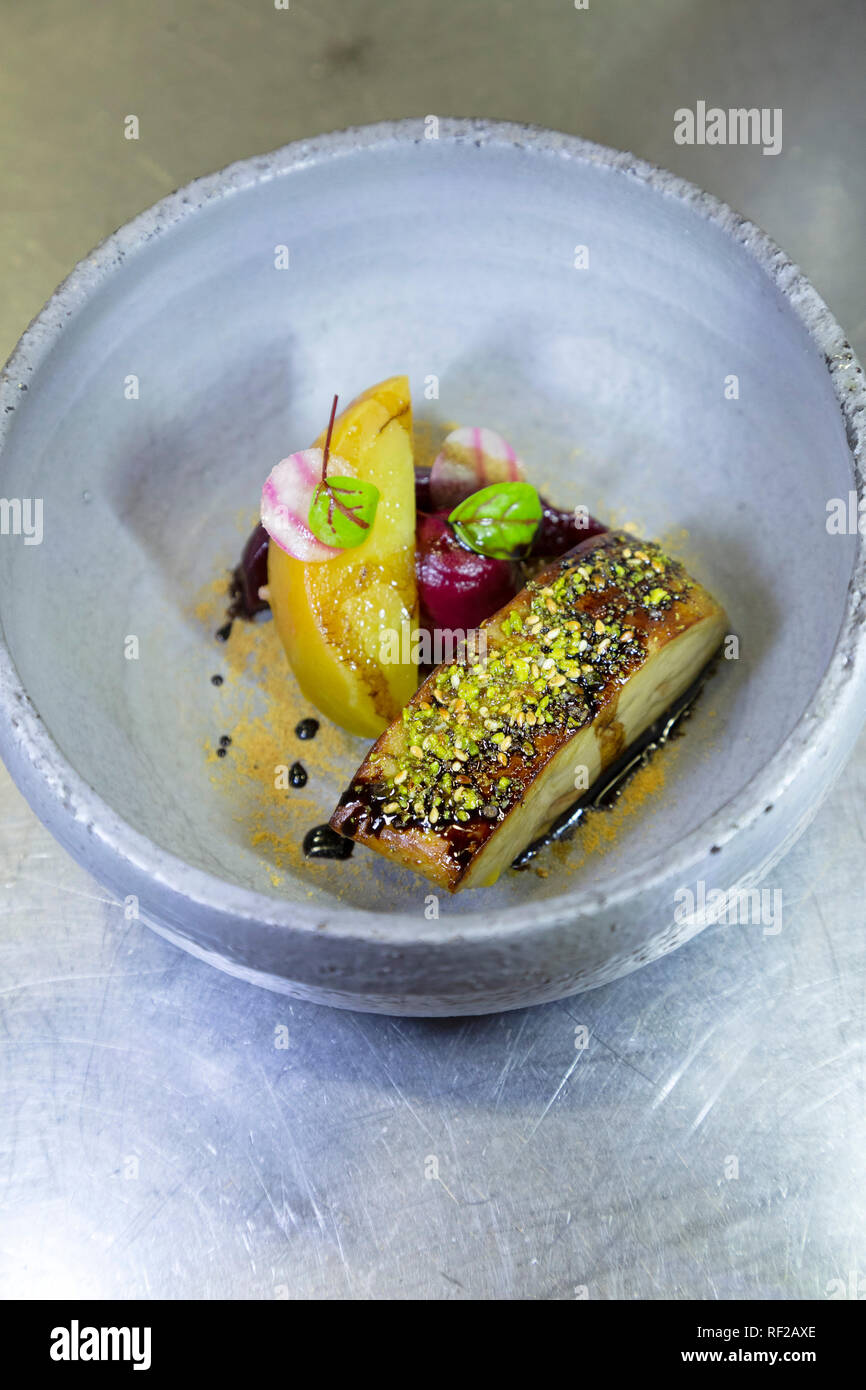 Scottata di foie gras servito con purea di pera e crema di barbabietole in Francia. Il piatto è un motorino di avviamento e considerato un lusso, Foto Stock