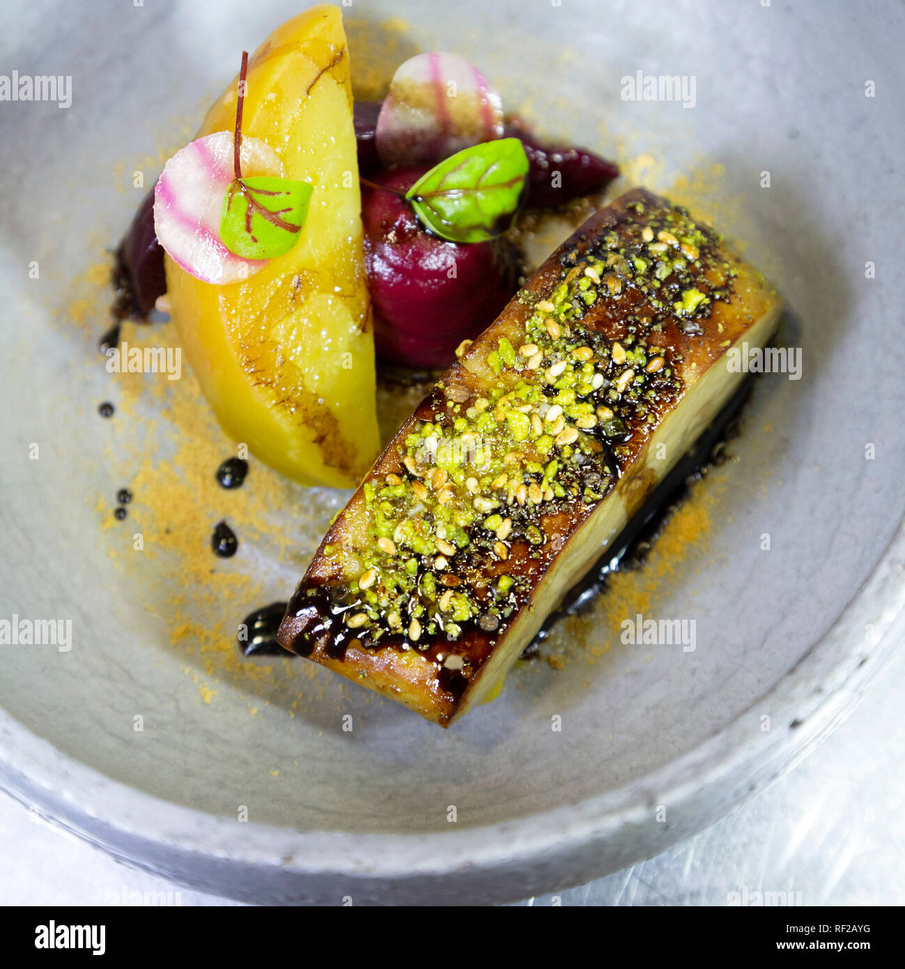 Scottata di foie gras servito con purea di pera e crema di barbabietole in Francia. Il piatto è un motorino di avviamento e considerato un lusso, Foto Stock