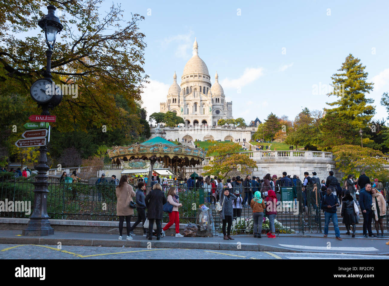 Parigi, Francia - 9 novembre 2018 - Basilica del Sacro Cuore di Parigi o Montmartre Sacré-Coeur, è un famoso punto di riferimento e la seconda più visitato mon Foto Stock