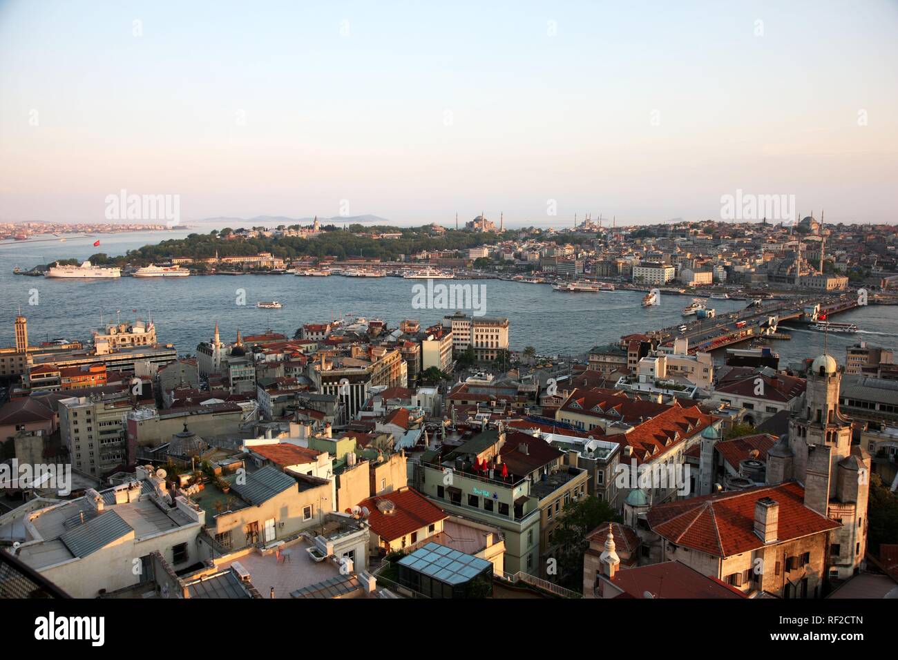 Vista attraverso il quartiere Eminoenue con il Galata Bridge spanning the Golden Horn e delle moschee in distanza, Istanbul, Turchia Foto Stock