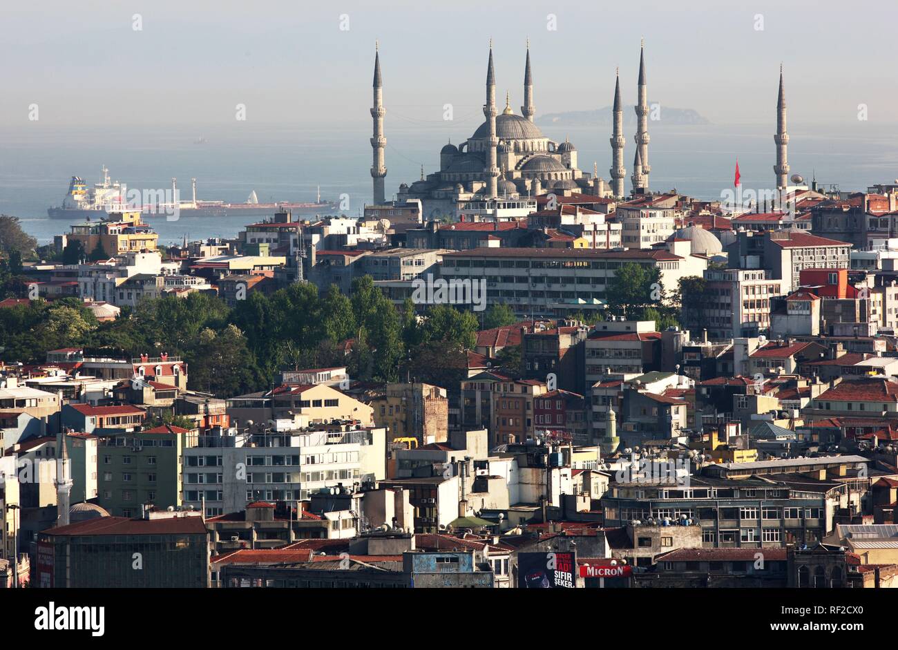 Vista sul quartiere Eminoenue e il Golden Horn verso la Moschea Blu, Istanbul, Turchia Foto Stock