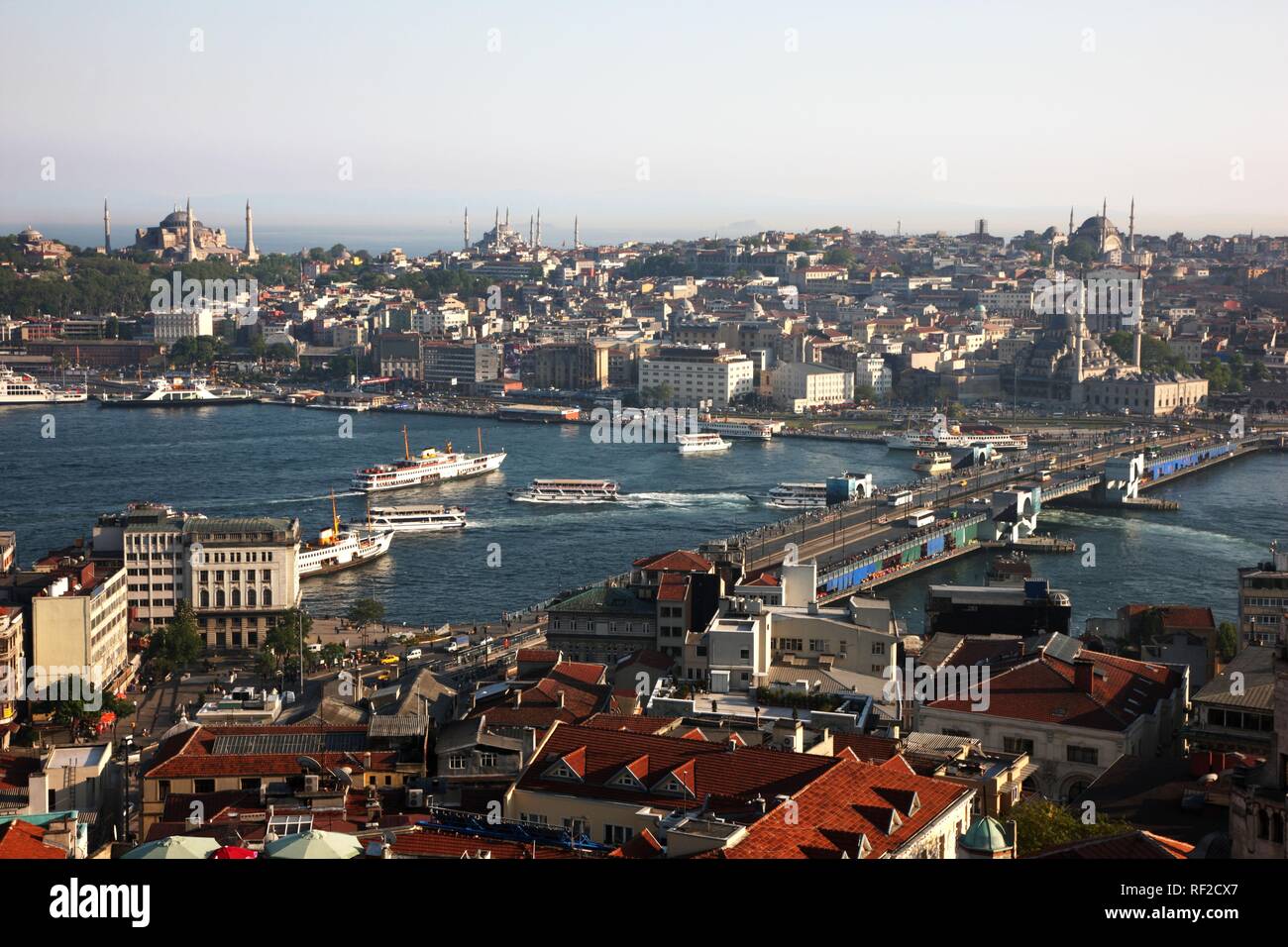 Vista sul quartiere Eminoenue, con il Galata Bridge spanning the Golden Horn, con moschee in distanza, Istanbul Foto Stock
