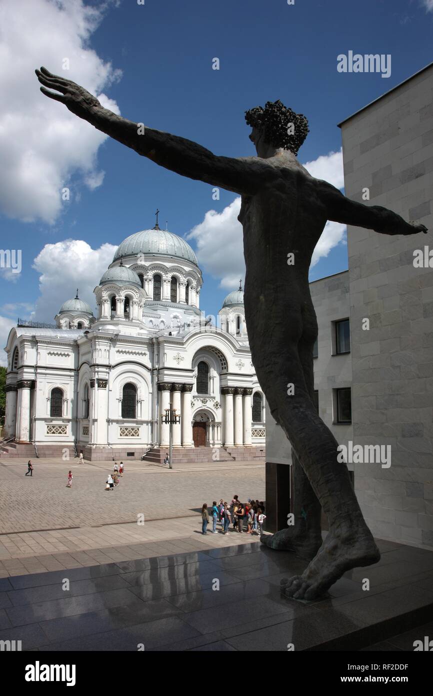 Chiesa di San Michele Arcangelo su piazza Indipendenza, la scultura di fronte Mykolas-Zilinskas Galleria d'arte, Kaunas Foto Stock