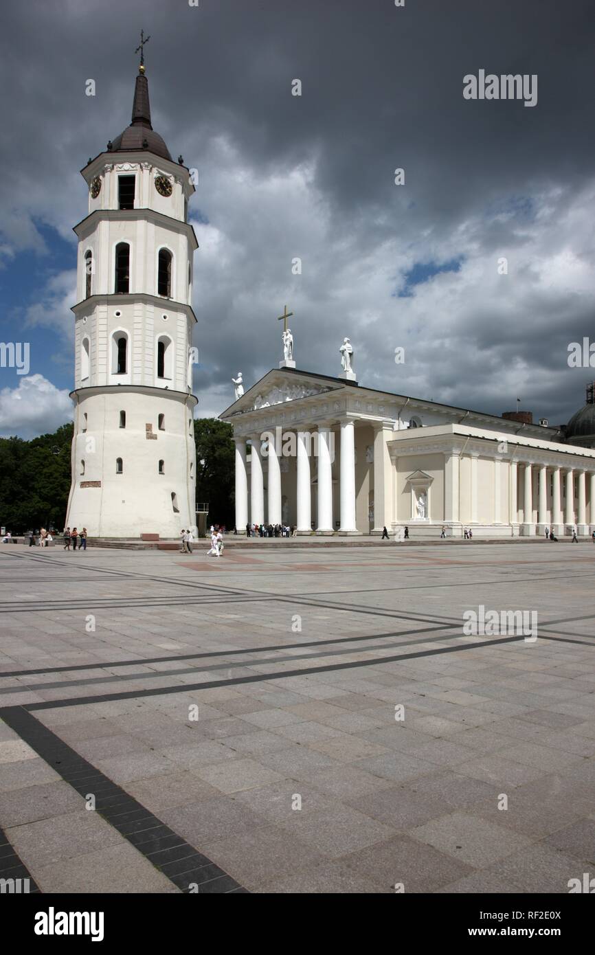 San Stanislao Duomo con il campanile staccato -, Varpine, la piazza della cattedrale di Vilnius, Lituania, Paesi Baltici Foto Stock