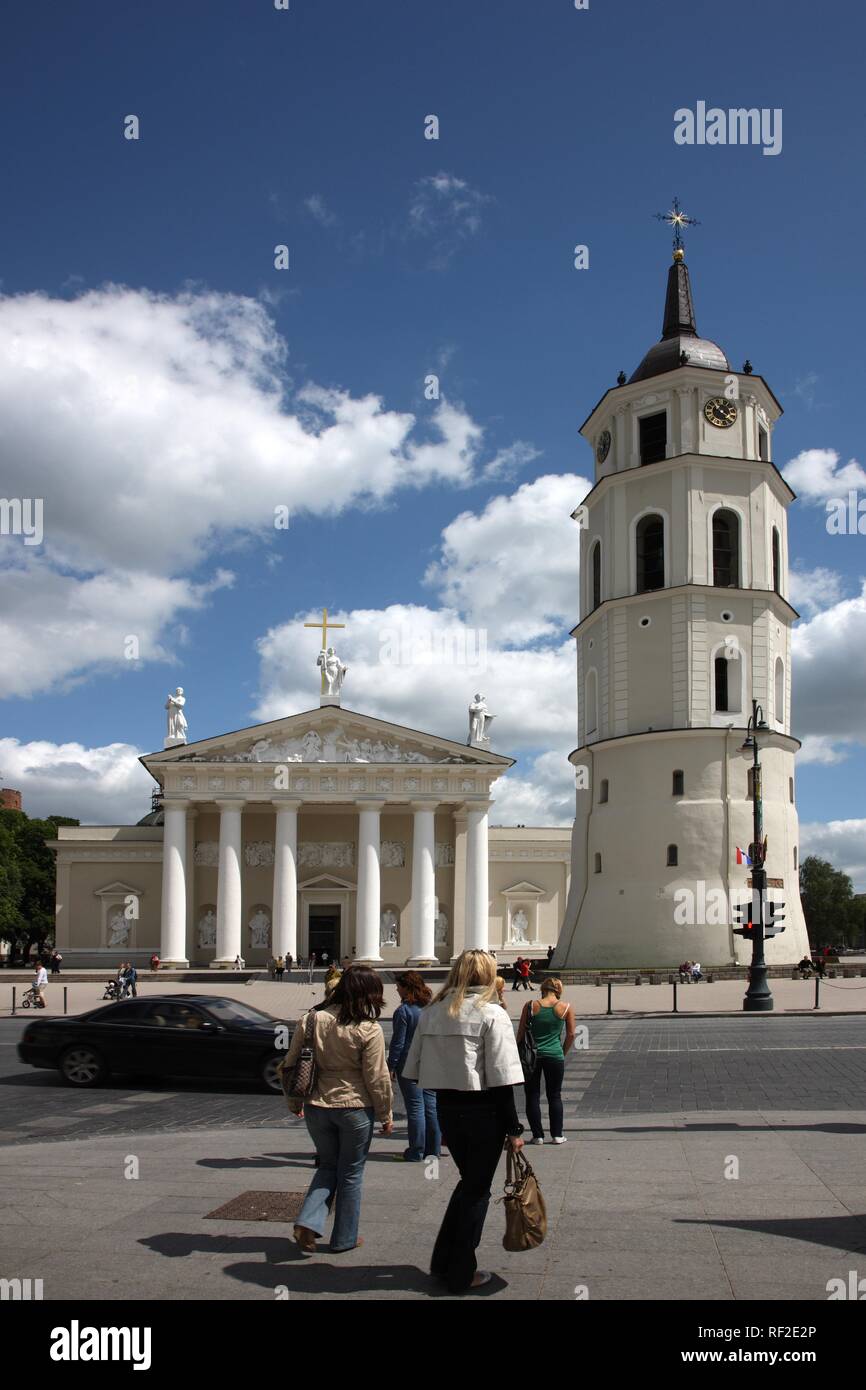 San Stanislao Duomo con il campanile staccato -, Varpine, la piazza della cattedrale di Vilnius, Lituania, Paesi Baltici Foto Stock