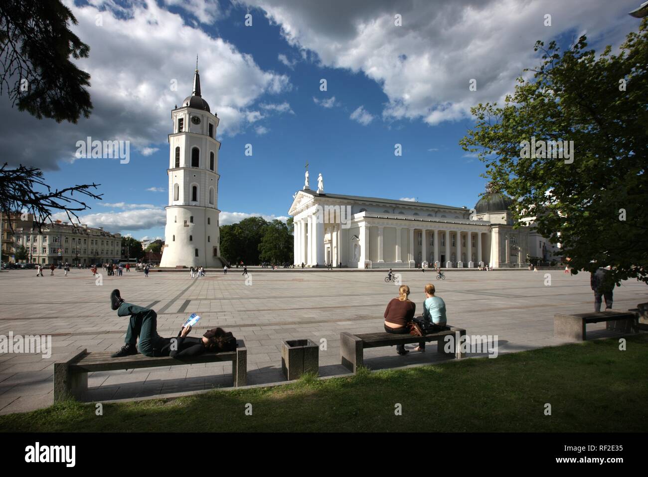 San Stanislao Duomo con il campanile staccato -, Varpine, la piazza della cattedrale di Vilnius, Lituania, Paesi Baltici Foto Stock