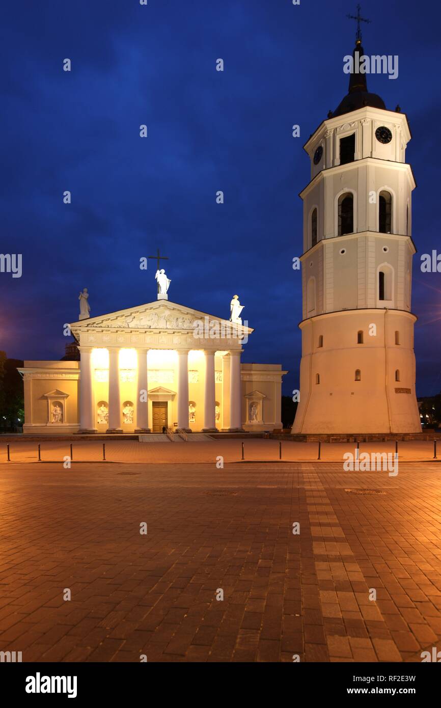 Illuminata di San Stanislao Duomo con il campanile staccato -, Varpine, la piazza della cattedrale di Vilnius, Lituania, Paesi Baltici Foto Stock