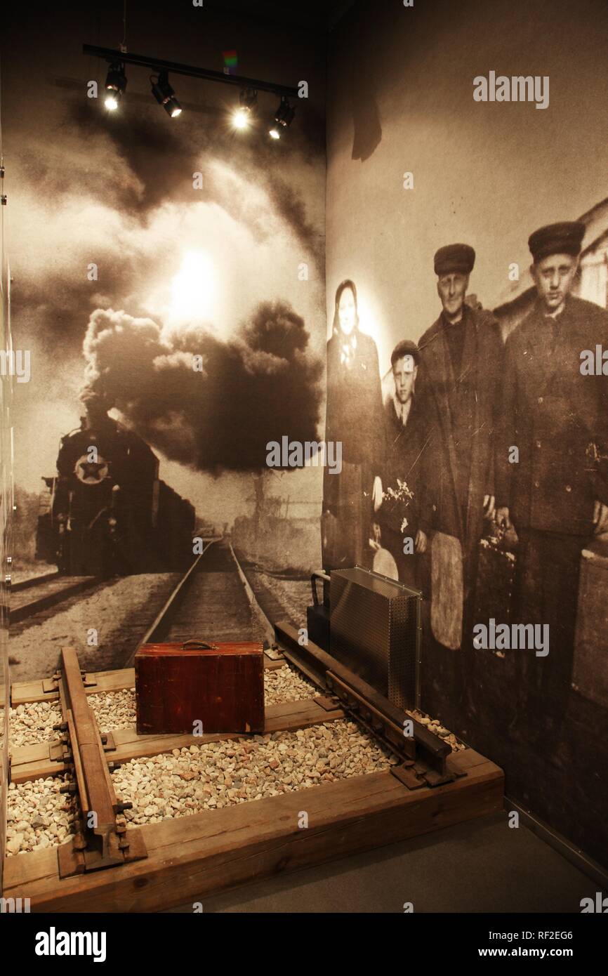 Valigia tra i binari ferroviari nel museo del KGB, Museo del Genocidio, trattare con i periodi di tedesco e di occupazioni sovietica Foto Stock