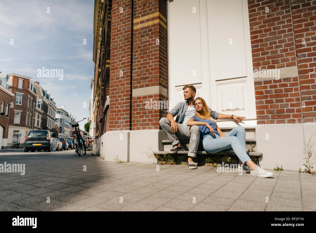Paesi Bassi, Maastricht, coppia giovane avente una pausa in città Foto Stock
