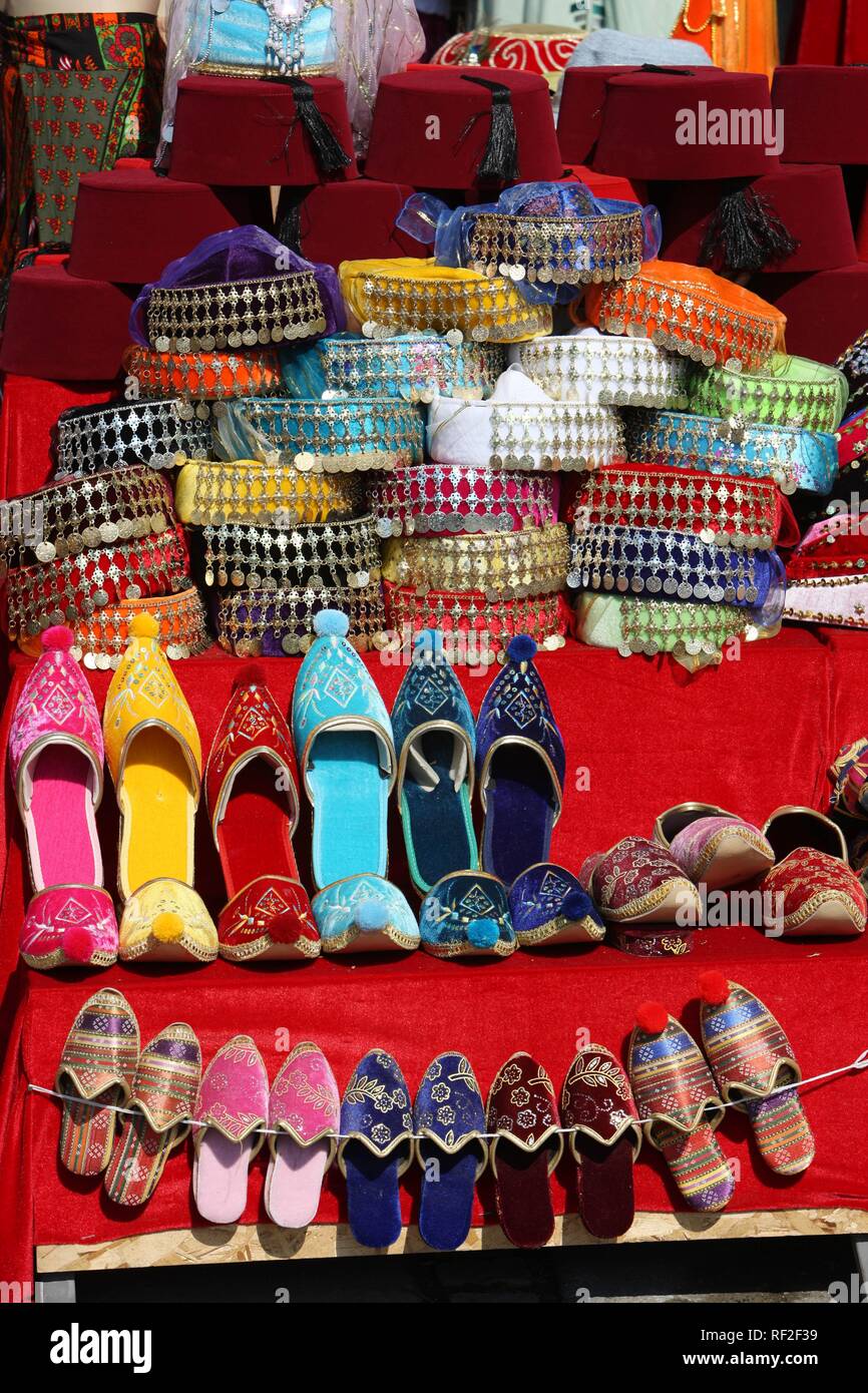 Cabina con calzature e copricapo, quartiere del mercato, Istanbul, Turchia Foto Stock